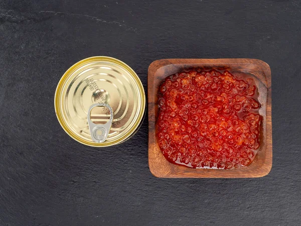 Coupe Bois Boîte Conserve Avec Caviar Rouge Sur Une Pierre — Photo