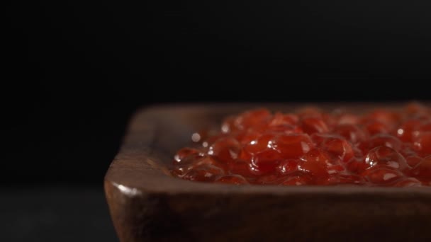 Copo Madeira Com Caviar Vermelho Uma Pedra Ardósia Preta Caviar — Vídeo de Stock