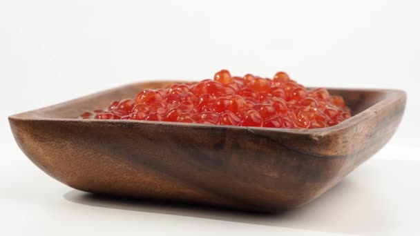 Frischer Roter Kaviar Einer Hölzernen Schüssel Rotiert Auf Weißem Hintergrund — Stockvideo