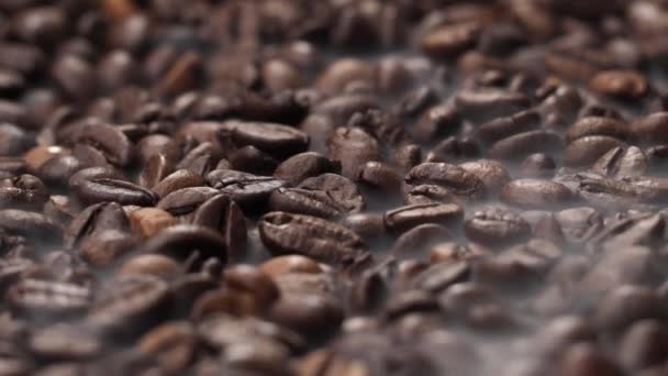 Geroosterde Koffiebonen Rook Komt Uit Verse Koffiezaden Rolling Shot Van — Stockvideo