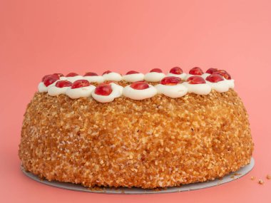 Frankfurter Kranz Kake, Almanya 'da Kranz olarak da bilinen klasik bir Alman tatlısıdır. Pembe arkaplanda kek.