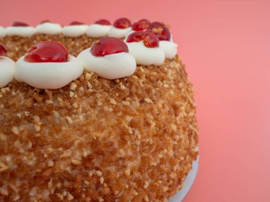 Frankfurter Kranz Kake, Almanya 'da Kranz olarak da bilinen klasik bir Alman tatlısıdır. Pembe arkaplanda kek.