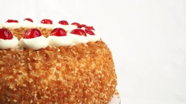 Frankfurt Kranz Torte, Almanya 'da Kranz olarak da bilinen klasik ve sevilen bir Alman tatlısıdır. Pasta beyaz arkaplanda döner.