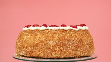 Frankfurt Kranz Torte, Almanya 'da Kranz olarak da bilinen klasik ve sevilen bir Alman tatlısıdır. Pasta pembe arkaplanda dönüyor..