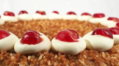 Frankfurt Kranz Torte, Almanya 'da Kranz olarak da bilinen klasik ve sevilen bir Alman tatlısıdır. Pasta beyaz arkaplanda döner.