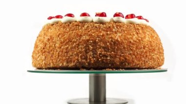 Frankfurt Kranz Torte, Almanya 'da Kranz olarak da bilinen klasik ve sevilen bir Alman tatlısıdır. Pasta beyaz arkaplanda döner.
