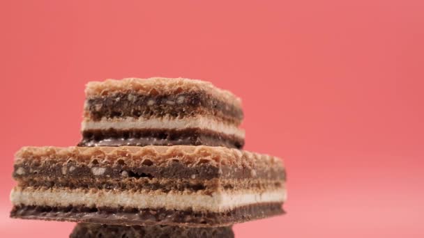 헤이즐넛과 맛있는 초콜릿 웨이퍼는 배경에서 회전합니다 초콜릿과 견과류와 웨이퍼 — 비디오