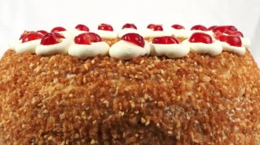 Frankfurt Kranz Torte, Almanya 'da Kranz olarak da bilinen klasik ve sevilen bir Alman tatlısıdır. Pasta beyaz arkaplanda döner.