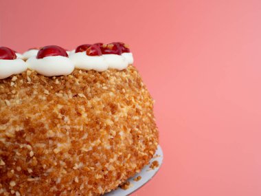 Frankfurter Kranz Kake, Almanya 'da Kranz olarak da bilinen klasik bir Alman tatlısıdır. Pembe arkaplanda kek.