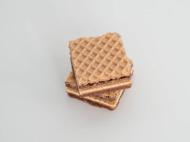 Beyaz arka planda fındıklı lezzetli çikolatalı gofretler. Çikolatalı ve fındıklı gofretler..