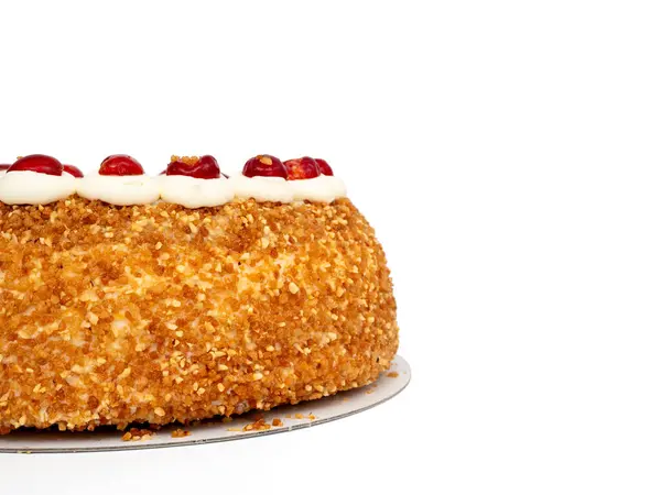 Frankfurter Kranz Kake, Almanya 'da Kranz olarak da bilinen klasik bir Alman tatlısıdır. Beyaz arkaplanda pasta.