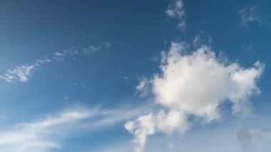 Mavi gökyüzünde süzülen beyaz bulutların zaman akışı. Mavi gökyüzünde beyaz bulutlar.