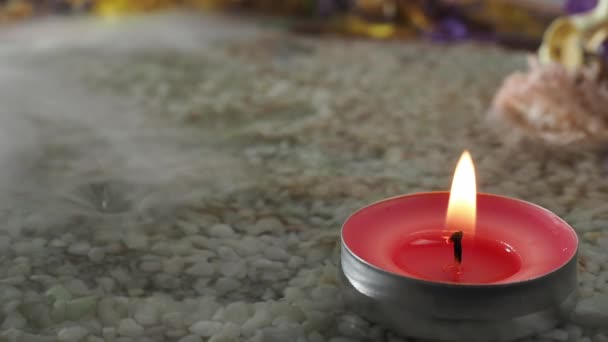 외로운 촛불은 깨끗한 있습니다 바닥과 깨끗한 배경에 — 비디오
