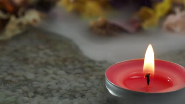 Ένα Μοναχικό Αναμμένο Κερί Στέκεται Στην Άμμο Καθαρό Νερό Κεριά — Αρχείο Βίντεο