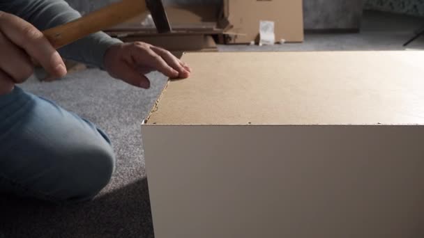 Sanatçı Çekiç Çivi Kullanarak Dolabın Arka Duvarını Güçlendiriyor Bir Adam — Stok video
