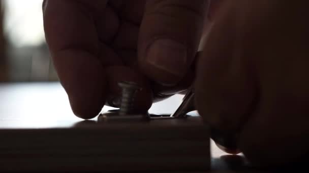 Scharniere Einer Möbeltür Mit Einem Elektrischen Schraubendreher Montieren Ein Mann — Stockvideo