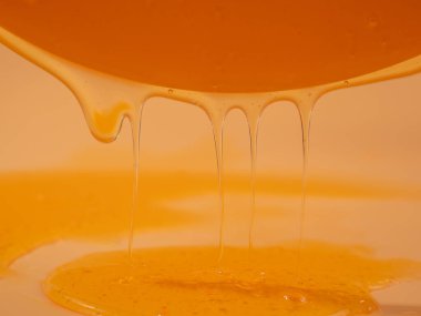 Sıvı duş jeli parlak turuncu bir arka planda zarifçe akar. Duş jelinin şeffaf dalgaları büyüleyici bir görsel senfoni yaratıyor. Sıvı duş jeli turuncu bir arka planda akar.