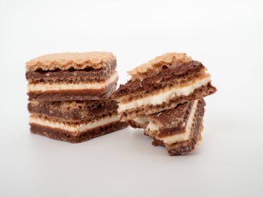 Beyaz arka planda fındıklı lezzetli çikolatalı gofretler. Çikolatalı ve fındıklı gofretler..