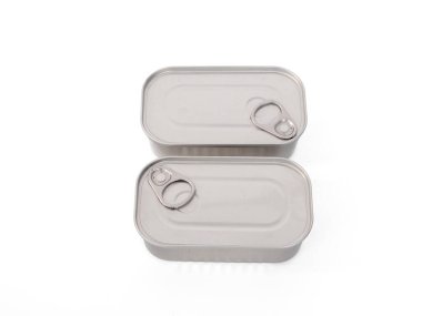 Beyaz arka planda konserve yiyecekler. Balık konservesi yakın plan..