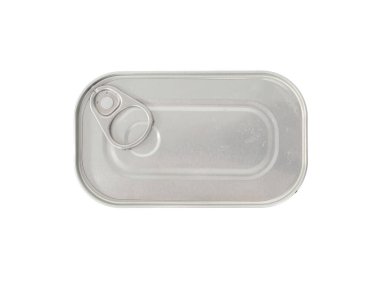 Beyaz arka planda konserve yiyecekler. Balık konservesi yakın plan..