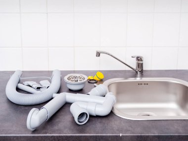 Tesisat tamiri konsepti. Bir lavabo boşaltma borusu kurulumu.