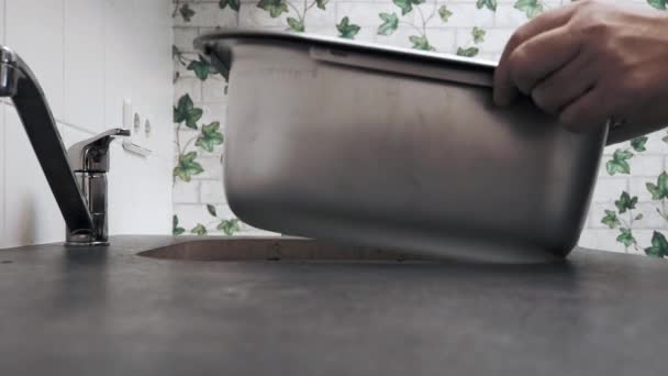 Bir Adam Mutfağa Lavabo Yerleştiriyor Mutfak Mobilyalarının Montajı — Stok video