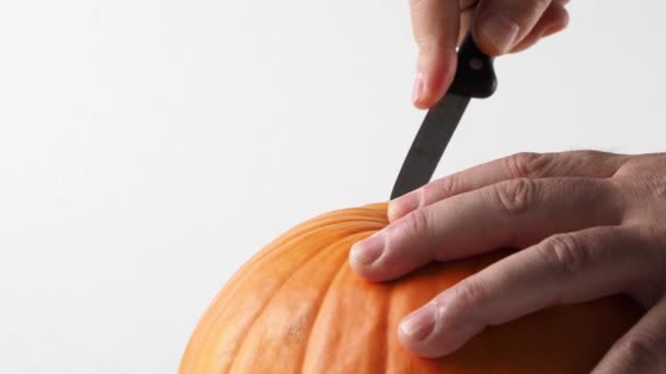 Homem Esculpe Uma Abóbora Dia Das Bruxas Preparar Uma Abóbora — Vídeo de Stock