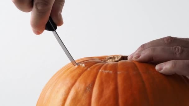 Hombre Talla Una Calabaza Para Halloween Preparando Una Calabaza Para — Vídeo de stock