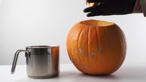 Een Man Snijdt Een Pompoen Voor Halloween Een Pompoen Klaarmaken — Stockvideo