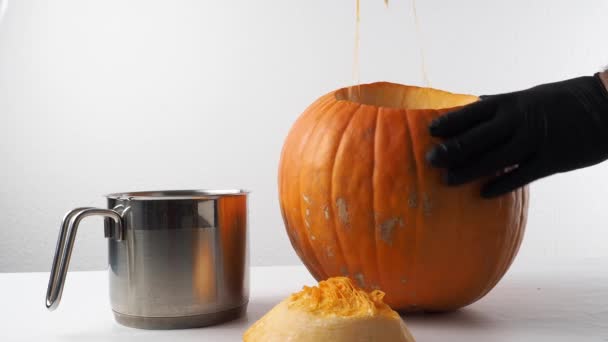 Muž Vyřezává Dýni Halloween Připravuju Dýni Halloween Halloween Dekorace — Stock video
