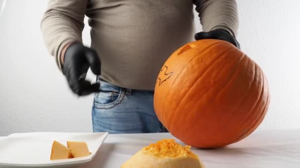 Man Skär Upp Pumpa Till Halloween Förbereder Pumpa Till Halloween — Stockvideo