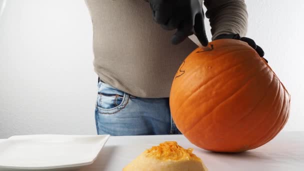 Muž Vyřezává Dýni Halloween Připravuju Dýni Halloween Halloween Dekorace — Stock video