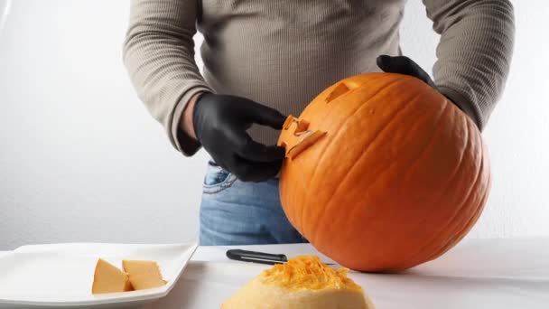 Egy Férfi Tököt Vág Halloweenre Egy Tököt Készítek Elő Halloweenre — Stock videók