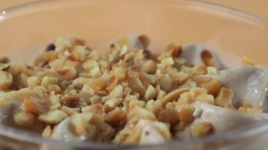 Parlak turuncu arka planda dönen dondurma. Plastik bardaktaki dondurma turuncu arka planda döner..