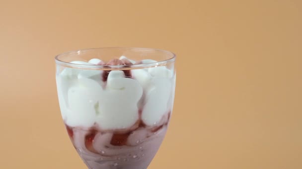 Crème Glacée Rotative Sur Fond Orange Vif Crème Glacée Dans — Video
