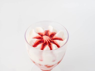 Beyaz arka planda dondurma. Beyaz arka planda plastik bardakta dondurma..