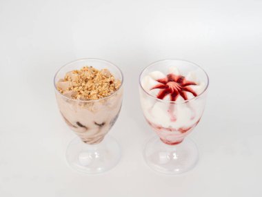 Beyaz arka planda dondurma. Beyaz arka planda plastik bardakta dondurma..