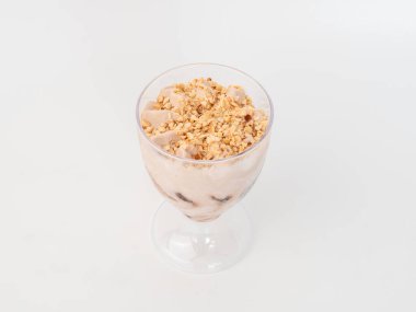 Beyaz arka planda dondurma. Beyaz arka planda plastik bardakta dondurma..