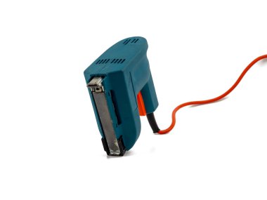 Beyaz arka planda elektrikli zımba. Elektrikli zımba tabancası yakın plan..