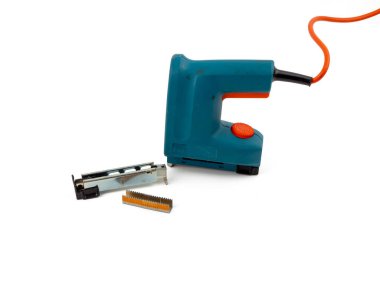 Beyaz arka planda elektrikli zımba. Elektrikli zımba tabancası yakın plan..