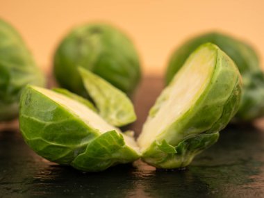 Brüksel lahanası siyah bir taşın üzerinde. Taze, küçük Brüksel lahanaları.