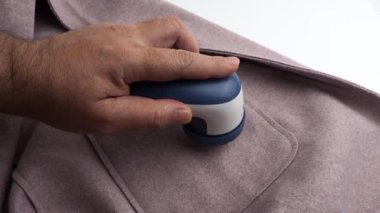 Granülleri kesmek ve kumaştan pamuk çıkarmak için bir makine. Pamuk ve granülleri kumaştan çıkarmak için özel bir aygıt.