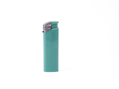 Plastik gaz kullan-at çakmağı beyaz arka planda izole edilmiş. Beyaz üzerine gaz çakmağı.