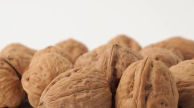 Ceviz, beyaz arka planda döner. Taze ceviz..