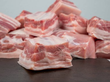 Çiğ et. Çiğ domuz eti. Çiğ et yakın plan..