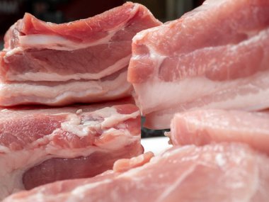 Çiğ et. Çiğ domuz eti. Çiğ et yakın plan..