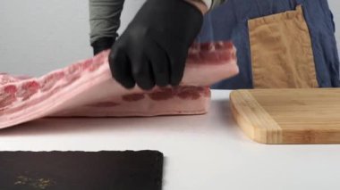 Bir kasap et leşini keser. Çiğ eti kesen bir bıçağın yakın çekimi. Çiğ et yakın plan..