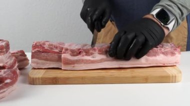 Bir kasap et leşini keser. Çiğ eti kesen bir bıçağın yakın çekimi. Çiğ et yakın plan..