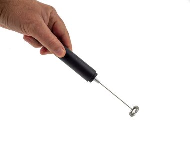 Otomatik köpük üreticisi. Paslanmaz çelik süt beyaz arka planda köpürür.