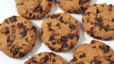 Yulaf ezmeli çikolatalı kurabiyeler beyaz arka planda döner. Çikolatalı klasik yulaf ezmeli kurabiyeler..